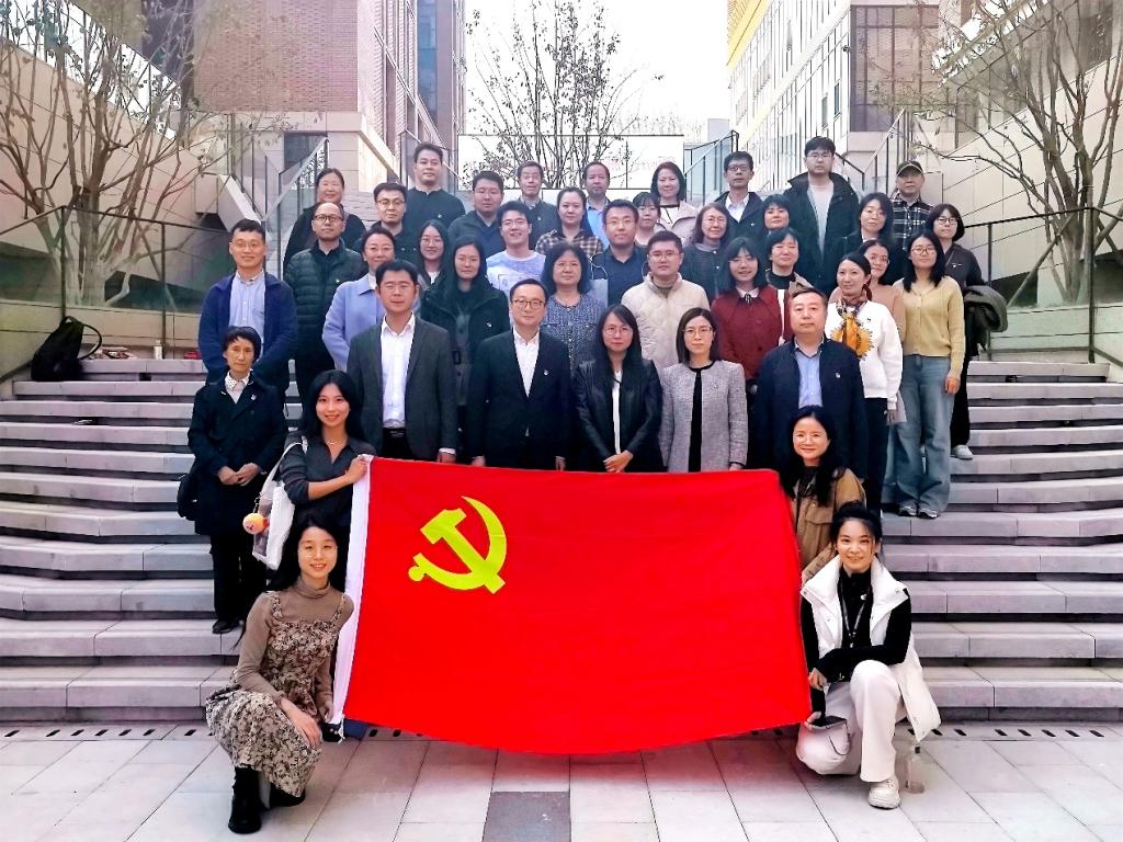 参观“延安十三年与中国式现代化”展览