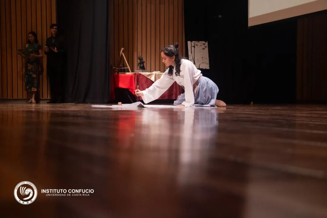 称赞哥学子对跨文化交流的热情和参与