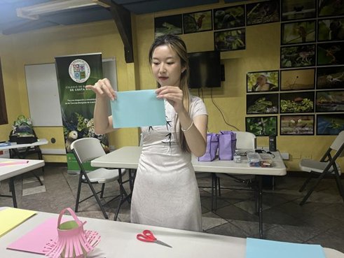 公派教师张爱珍以及志愿者老师吴昀美共