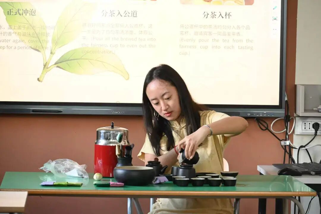 同学们也纷纷拿起毛笔在纸上跟随练习