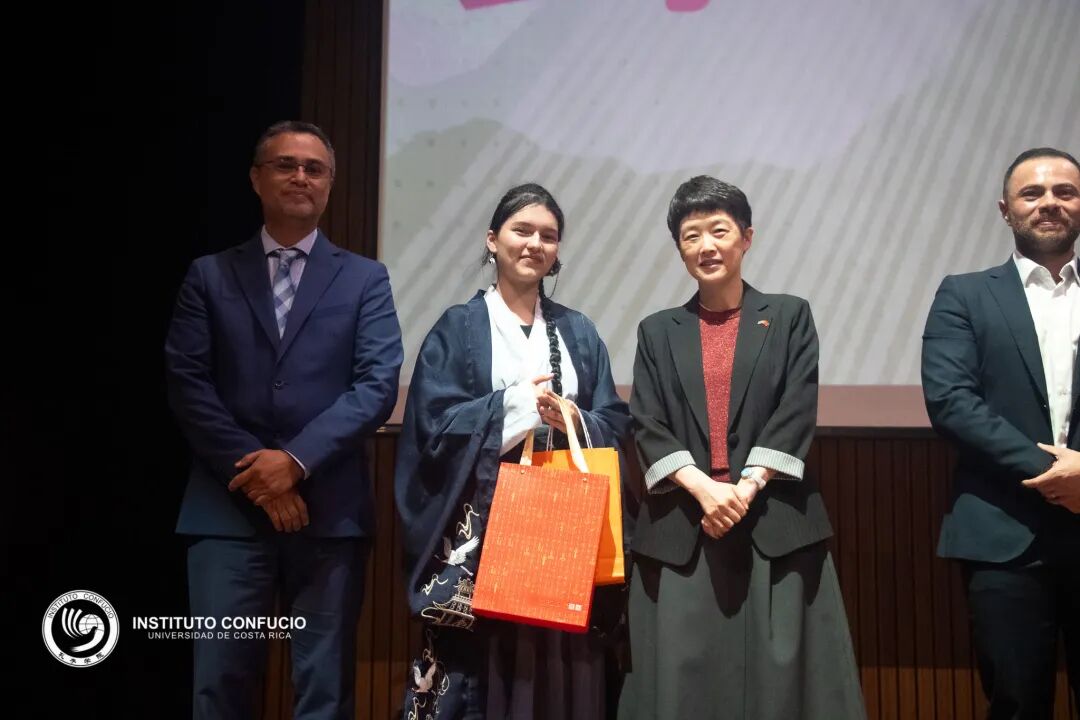 哥大现代语言开云体育新手怎么玩院长艾